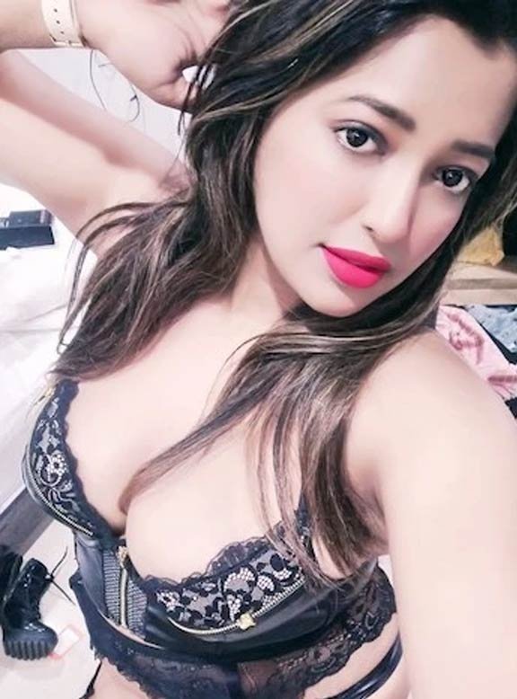 Delhi aged housewife Call Girl